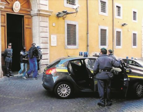 Copertina di “Gasolio dalla nave fantasma”. Tocca alla Marina, tre arrestati