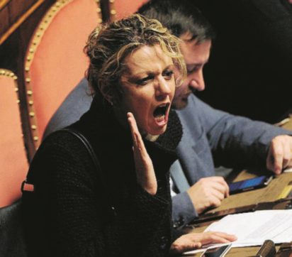 Renzi e M5S, lite sul sangue: “Indecenti”