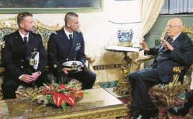 Copertina di A forza di “spezzapollici” sono i marò a finir piegati