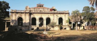 Copertina di Tra acque miracolose bollicine di Coca e il solito cemento