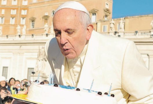 Copertina di Il Papa regala sacchi a pelo ai senza tetto