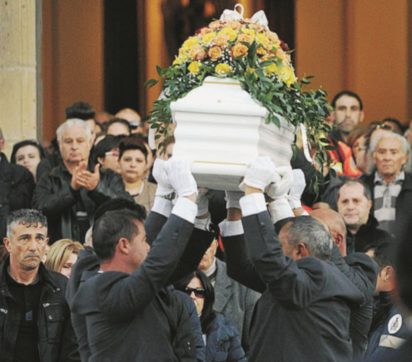 Copertina di Ragusa, l’addio a Loris tra i palloncini. Ma la corona di fiori della madre resta fuori