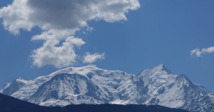 Siccità, le guide alpine valdostane sospendono le salite al Cervino e al Monte Bianco: “Con il rialzo termico c’è il rischio di crolli”
