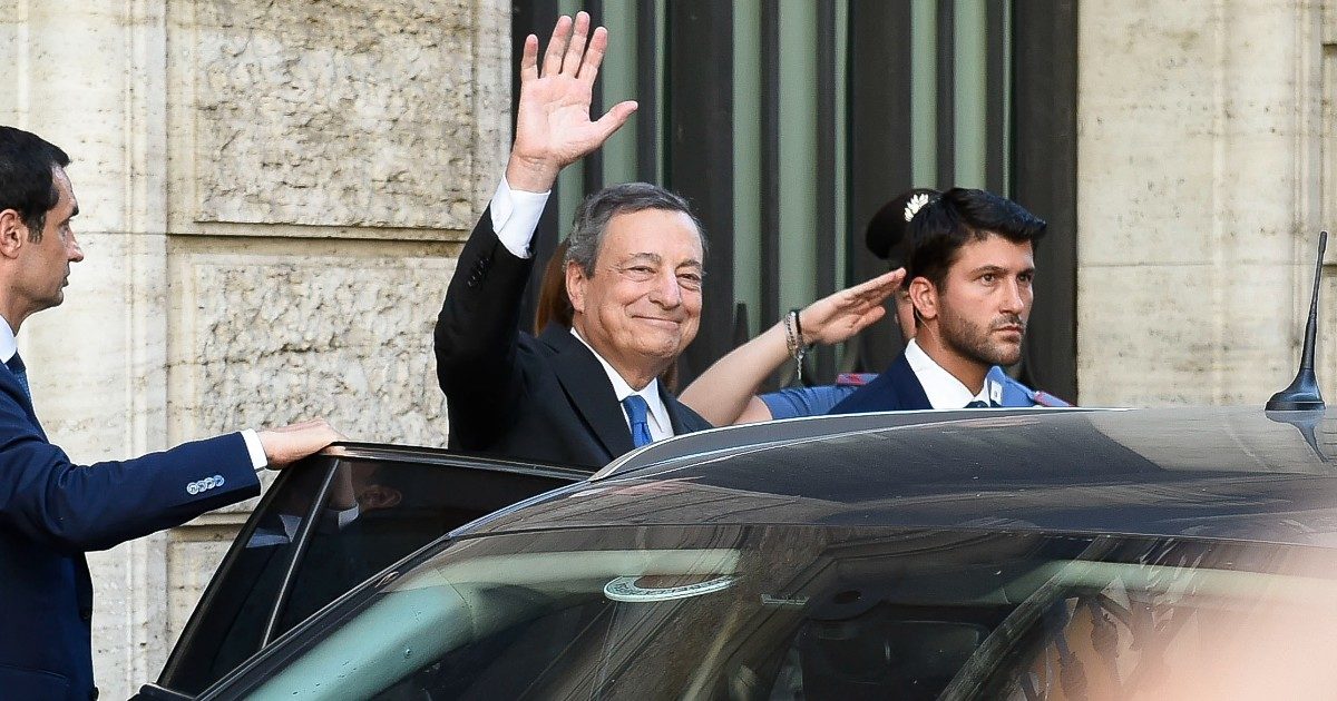 Crisi di governo, Draghi rinuncia a mediare e fa infuriare Lega e M5s. Si sfila anche Forza Italia: la maggioranza non esiste più. Ultimo atto alla Camera poi il premier al Colle