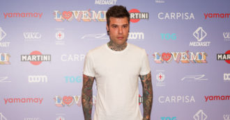 Copertina di Fedez, incidente sul palco durante l’esibizione in tv: “Mi sono frantumato la palla sinistra”