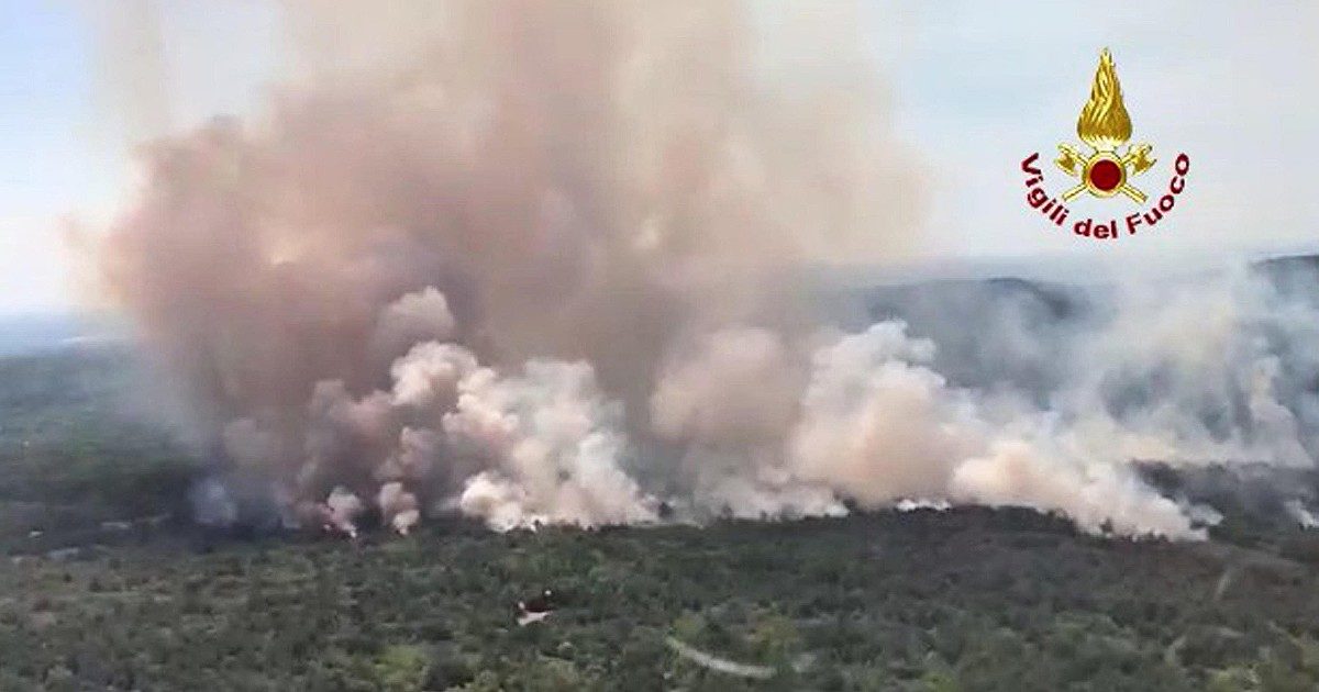 Incendi, sul Carso chiuso impianto Fincantieri: l’aria è irrespirabile. Sindaco Trieste: “A rischio elettricità e acqua”. In Toscana 300 evacuati
