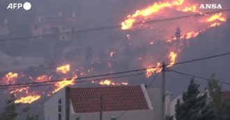 Copertina di Grecia, vasto incendio a nord di Atene: le fiamme raggiungono anche le case. Le immagini
