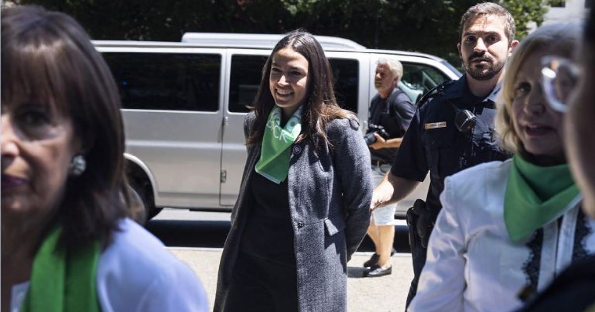 US, 17 Democrats arrested for protesting in favor of abortion: Ocasio-Cortez salutes with a fist