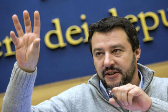 Salvini gongola in cravatta: “Noi l’unica opposizione”