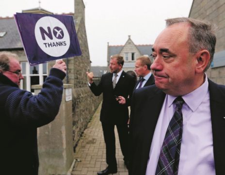 Copertina di Scozia, Salmond si dimette: Edimburgo lo ha tradito