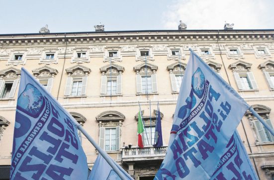 Copertina di Renzi salva toghe e polizia dal blocco degli stipendi