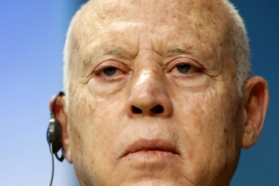 Tunisia, verso una nuova Costituzione. Ma l’ong I Watch denuncia: “pericolo corruzione. Il voto non può essere valido”