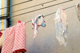 Copertina di Muore bimba di 16 mesi: lasciata sola per sei giorni