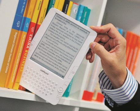 Copertina di E-book, Iva al 4% come per la carta. Gli editori esultano