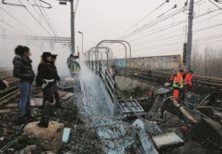 Copertina di Bruciano i cavi dei treni. Inchiesta  sui duri anti-tav