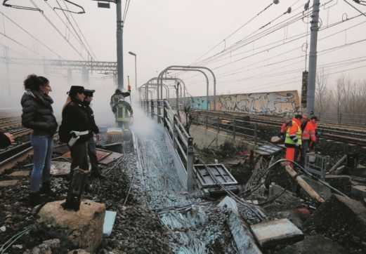 Copertina di Bruciano i cavi dei treni. Inchiesta  sui duri anti-tav