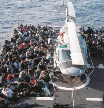 Copertina di Mare grosso e sbarchi: salvati 1.300 migranti. L’incubo della strage