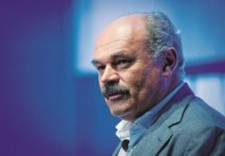 Copertina di Natale Oscar Farinetti Cibo, soldi e fantasia alla corte di Matteo