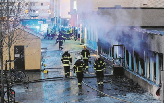 Nuovo presepe svedese: immigrati, razzisti  e tanti impoveriti