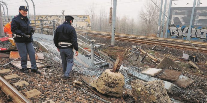 Copertina di Tav, sui siti anarchici esplode l’appello al sabotaggio