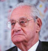 Copertina di La banca che spartisce il bottino con i manager