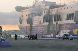 Copertina di Sulla nave maledetta  Bambole, documenti e i resti della strage