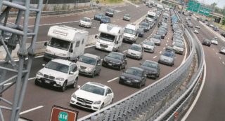Copertina di Autostrade, regalo di natale. Il governo taglia   i guard rail