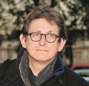 Copertina di Guardian: direttore cercasi, curriculum online