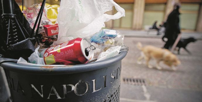 Copertina di Napoli, indagine della Procura sui 200 netturbini in malattia