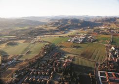 Copertina di Affari, cemento e minacce. La guerra per la collina rossa