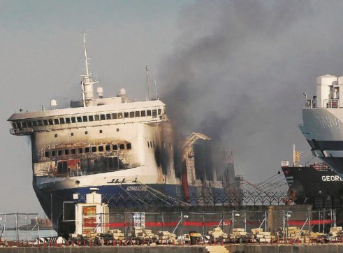 Copertina di I parenti dei dispersi e la nave che bruciA  “I NOSTRI CARI SONO  Lì”