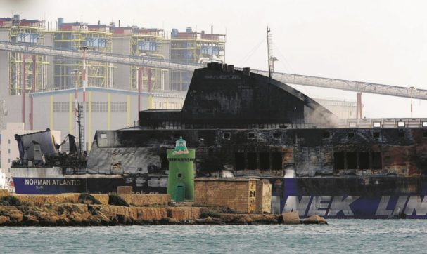 Copertina di “Incendio sotto controllo”, ma a bordo è già caos