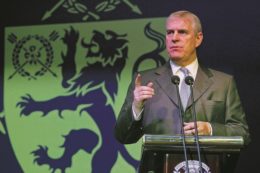 Copertina di Andrew, la minorenne e l’imbarazzo della regina