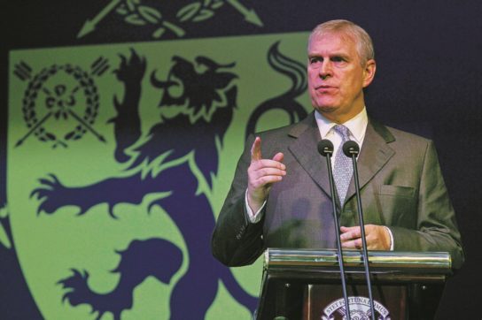 Andrew, la minorenne e l’imbarazzo della regina