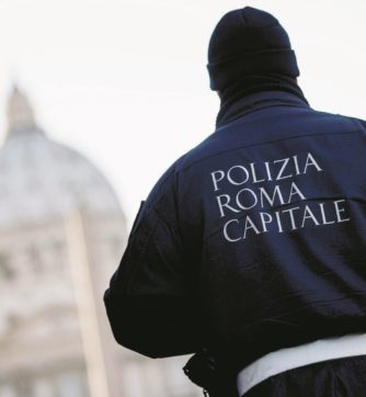 Copertina di Vigili, Campi nomadi e mafia capitale