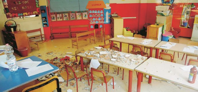 Copertina di Un altro crollo in una scuola. Sette bimbi feriti vicino Milano