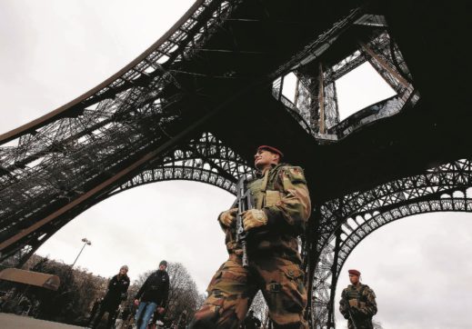 Copertina di Parigi val bene un corteo