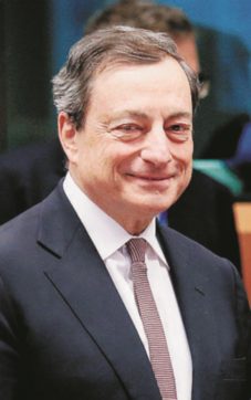 Copertina di Draghi sotto tiro, finge di non essere italiano