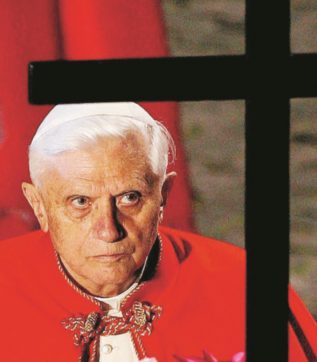 Copertina di La carezza del papa è un pugno