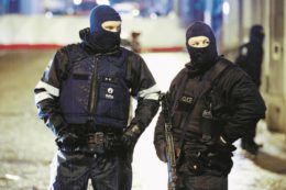 Copertina di Euro-allarme: in Belgio uccisi due terroristi