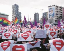Copertina di Le due Milano: omofobia  a Palazzo, baci in piazza