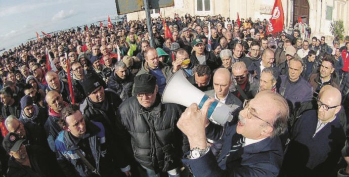 Copertina di Ilva, operai dell’indotto in piazza. Arcelor entra “se non costa troppo”