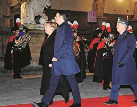 Copertina di Renzi si inchina alla Merkel nella sua Firenze