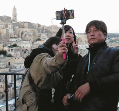 Copertina di Selfie con l’asta, l’importante è lasciarsi il mondo alle spalle