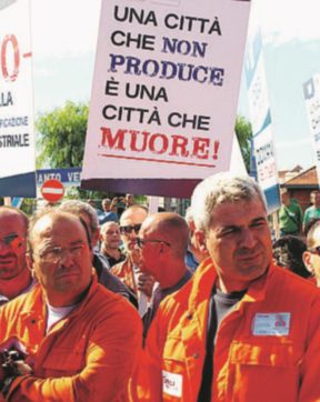 Copertina di Indotto Ilva,  operai  bloccano le strade