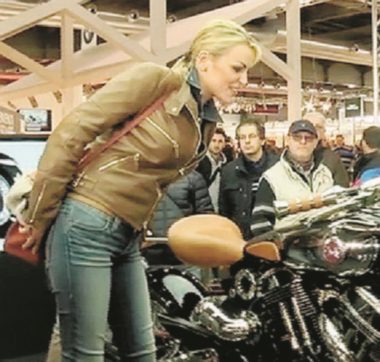 Copertina di Pascale al Motor Expo: “Amo le moto più dei gioielli”