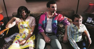 Copertina di “L’Italiano medio fa così: basta una pillola e la politica va giù”