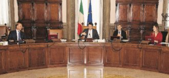 Copertina di Banca di papà: il ministro dice non c’ero, ma il conflitto c’è