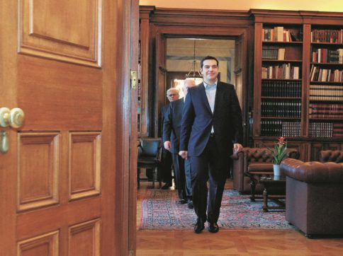 Copertina di Tsipras calcia il rigore:  è premier, ma con la destra