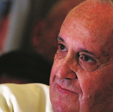 Copertina di Vaticano: prete allontana trans, il Papa lo riceve